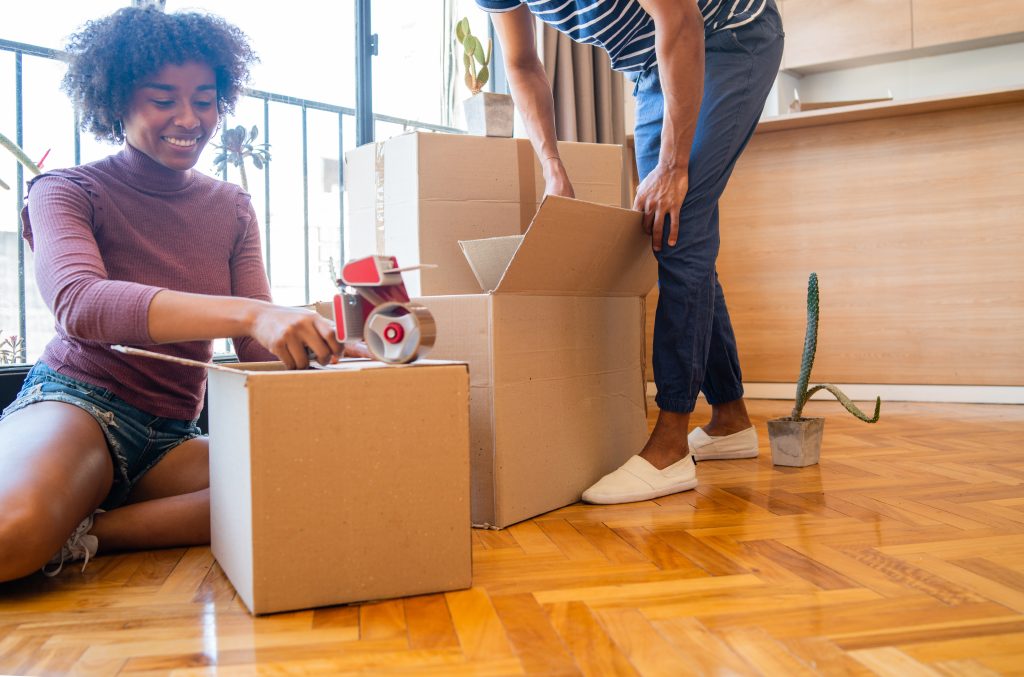 couple packing cardboard box to move in new apartm 2021 08 28 20 30 07 utc Evden Eve Nakliyat ve Eşya Depolamanın En Pratik Hali